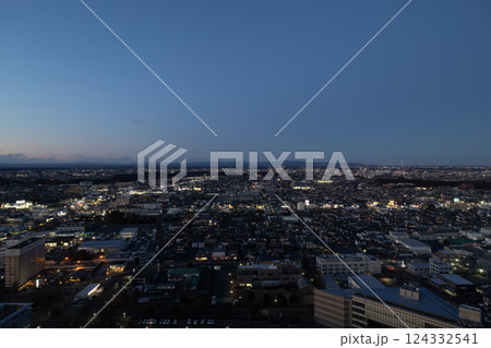 ［茨城県水戸市］茨城県庁　展望ロビー　夜景 124332541
