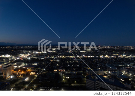 ［茨城県水戸市］茨城県庁　展望ロビー　夜景 124332544