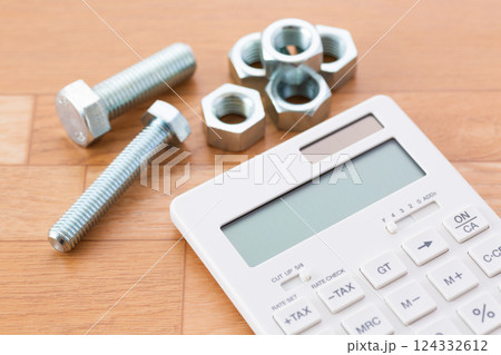 鉄工資材と電卓 124332612