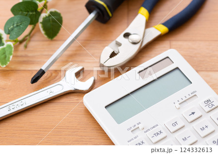 DIY工具と電卓 124332613