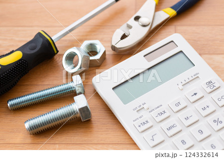DIY工具と鉄工資材と電卓 124332614