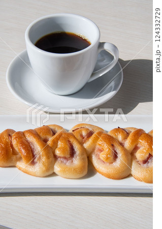 ベーコンエピとコーヒー 124332729