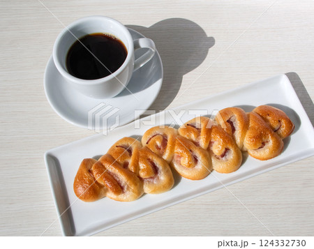 ベーコンエピとコーヒー ベーコンエピとコーヒー 124332730