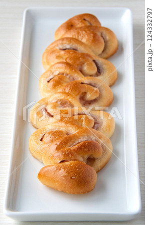 白い皿にのせたベーコンエピ 124332797