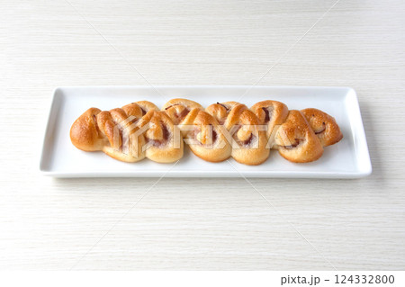 白い皿にのせたベーコンエピ 124332800