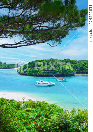 沖縄県石垣島・美しい川平湾の景色 124332851