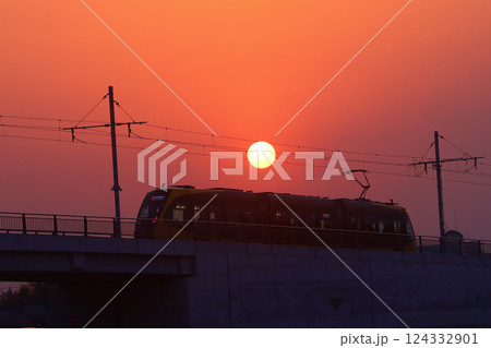 宇都宮市 LRT(次世代型路面電車)と夕日 宇都宮市 LRT(次世代型路面電車)と夕日 124332901