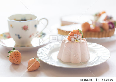 かわいいイチゴのスイーツ かわいいイチゴのスイーツ 124333539