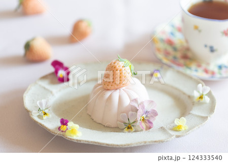 かわいいイチゴのムース 124333540