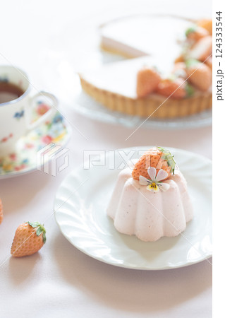 かわいいイチゴのスイーツ かわいいイチゴのスイーツ 124333544
