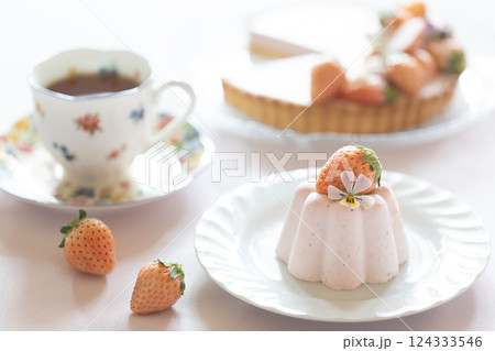 かわいいイチゴのスイーツ 124333546