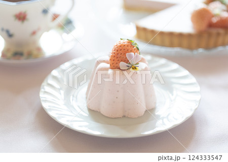 かわいいイチゴのスイーツ 124333547