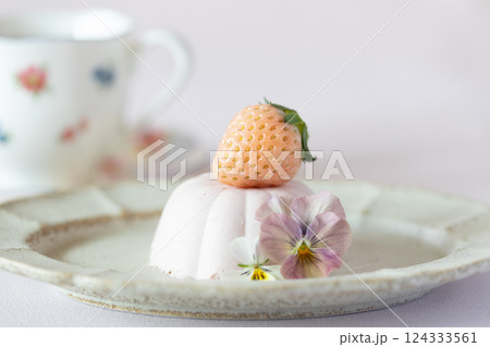 かわいいイチゴのムース 124333561