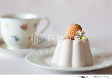 かわいいイチゴのムース 124333565