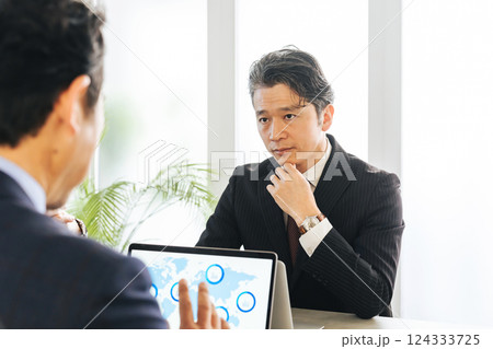 会議室でミーティングするミドルエイジ男性ビジネスパーソンのグループ 会議室でミーティングするミドルエイジ男性ビジネスパーソンのグループ 124333725
