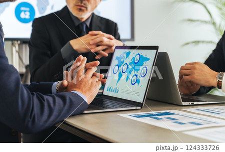 会議室でミーティングするミドルエイジ男性ビジネスパーソンのグループ 124333726