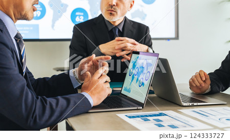 会議室でミーティングするミドルエイジ男性ビジネスパーソンのグループ 124333727