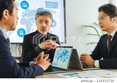 会議室でミーティングするミドルエイジ男性ビジネスパーソンのグループ 会議室でミーティングするミドルエイジ男性ビジネスパーソンのグループ 124333730