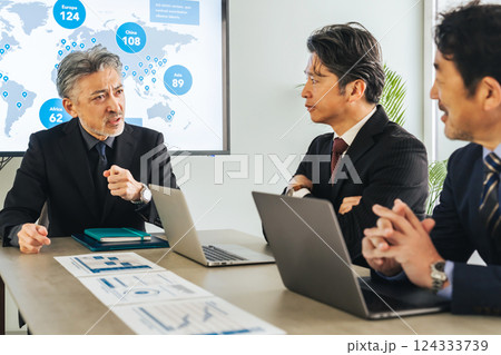 会議室でミーティングするミドルエイジ男性ビジネスパーソンのグループ 会議室でミーティングするミドルエイジ男性ビジネスパーソンのグループ 124333739