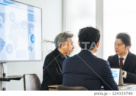 会議室でミーティングするミドルエイジ男性ビジネスパーソンのグループ 会議室でミーティングするミドルエイジ男性ビジネスパーソンのグループ 124333740