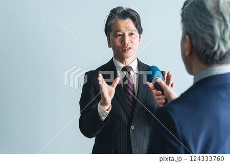 インタビューを受けるエグゼクティブ男性ビジネスパーソン 124333760