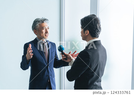 インタビューを受けるエグゼクティブ男性ビジネスパーソン 124333761