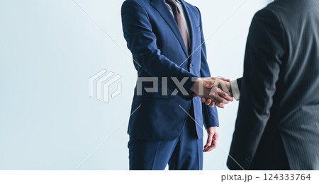 握手するミドルエイジ男性ビジネスパーソン 124333764