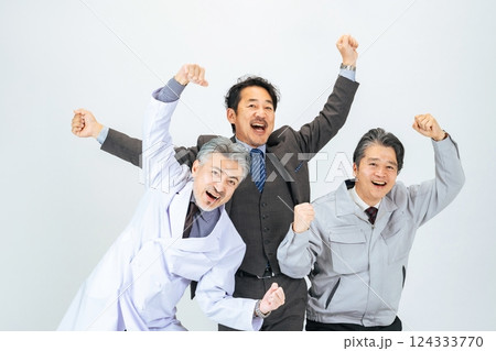 元気なミドルエイジ男性の異業種グループ（医師・エンジニア・ビジネスパーソン） 124333770