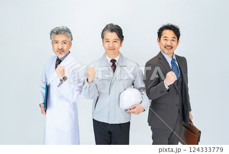 ガッツポーズする異業種のミドルエイジ男性のグループ(医師・エンジニア・ビジネスパーソン) ガッツポーズする異業種のミドルエイジ男性のグループ(医師・エンジニア・ビジネスパーソン) 124333779