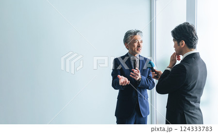インタビューを受けるエグゼクティブ男性ビジネスパーソン インタビューを受けるエグゼクティブ男性ビジネスパーソン 124333783