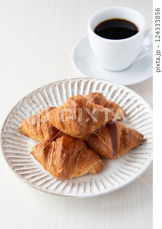 クロワッサンとコーヒー 124333856