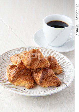 クロワッサンとコーヒー クロワッサンとコーヒー 124333857