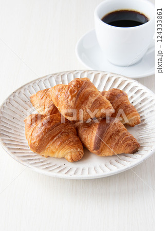 クロワッサンとコーヒー クロワッサンとコーヒー 124333861