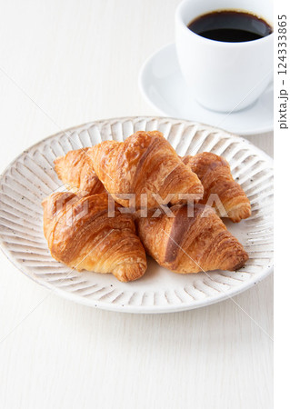 クロワッサンとコーヒー 124333865