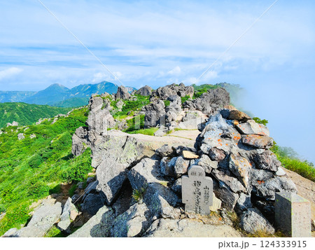 夏の火打山・妙高山登山（妙高山南峰から北峰・火打山方面の眺め） 124333915