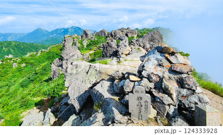 夏の火打山・妙高山登山(妙高山南峰から北峰・火打山方面の眺め) 夏の火打山・妙高山登山(妙高山南峰から北峰・火打山方面の眺め) 124333928
