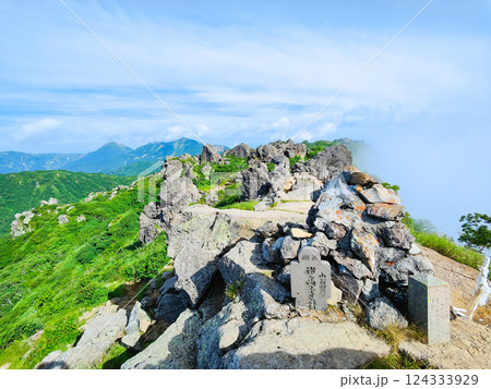 夏の火打山・妙高山登山(妙高山南峰から北峰・火打山方面の眺め) 夏の火打山・妙高山登山(妙高山南峰から北峰・火打山方面の眺め) 124333929