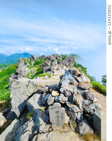 夏の火打山・妙高山登山（妙高山南峰から北峰・火打山方面の眺め） 124333932