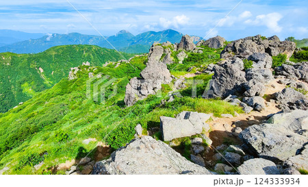 夏の火打山・妙高山登山（妙高山南峰から火打山方面の眺め） 124333934