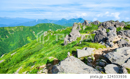 夏の火打山・妙高山登山（妙高山南峰から火打山方面の眺め） 124333936