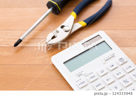 DIY工具と電卓 124333948