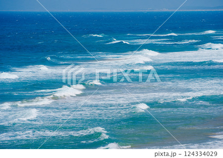 〈島根県〉道の駅キララ多伎 風の強い海 〈島根県〉道の駅キララ多伎 風の強い海 124334029