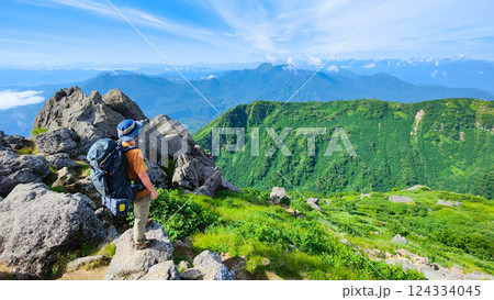 夏の火打山・妙高山登山（妙高山南峰から黒姫山・高妻山・北アルプスを望む） 124334045