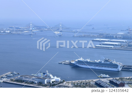 日本の横浜都市景観 初入港。横浜ベイブリッジにさしかかるオイローパ2=3月25日 日本の横浜都市景観 初入港。横浜ベイブリッジにさしかかるオイローパ2=3月25日 124335642