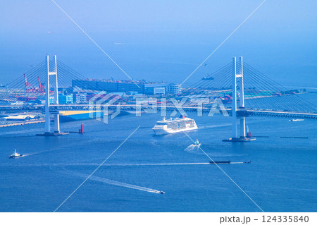 日本の横浜都市景観 初入港。横浜ベイブリッジにさしかかるオイローパ2＝3月25日 124335840