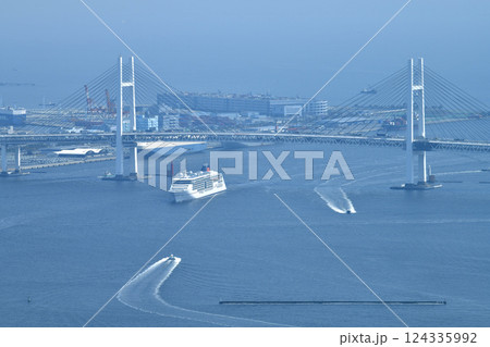 日本の横浜都市景観 初入港。横浜ベイブリッジを通過したオイローパ2=3月25日 日本の横浜都市景観 初入港。横浜ベイブリッジを通過したオイローパ2=3月25日 124335992
