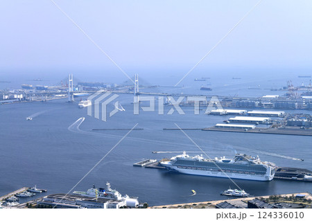 日本の横浜都市景観 初入港。横浜ベイブリッジを通過したオイローパ2=3月25日 日本の横浜都市景観 初入港。横浜ベイブリッジを通過したオイローパ2=3月25日 124336010