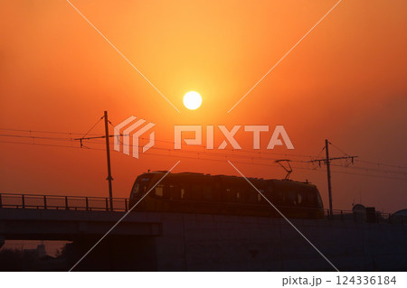 宇都宮市　LRT（次世代型路面電車）と夕日 124336184