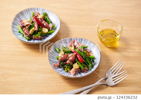 ホタルイカと菜の花のガーリック炒め 124336232