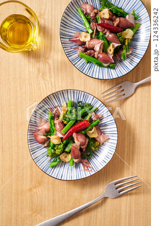 ホタルイカと菜の花のガーリック炒め 124336242